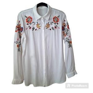 Cotton embroidered flowered shirt.